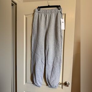 Women’s ALO Yoga Light Gray Joggers, accolade sweatpants